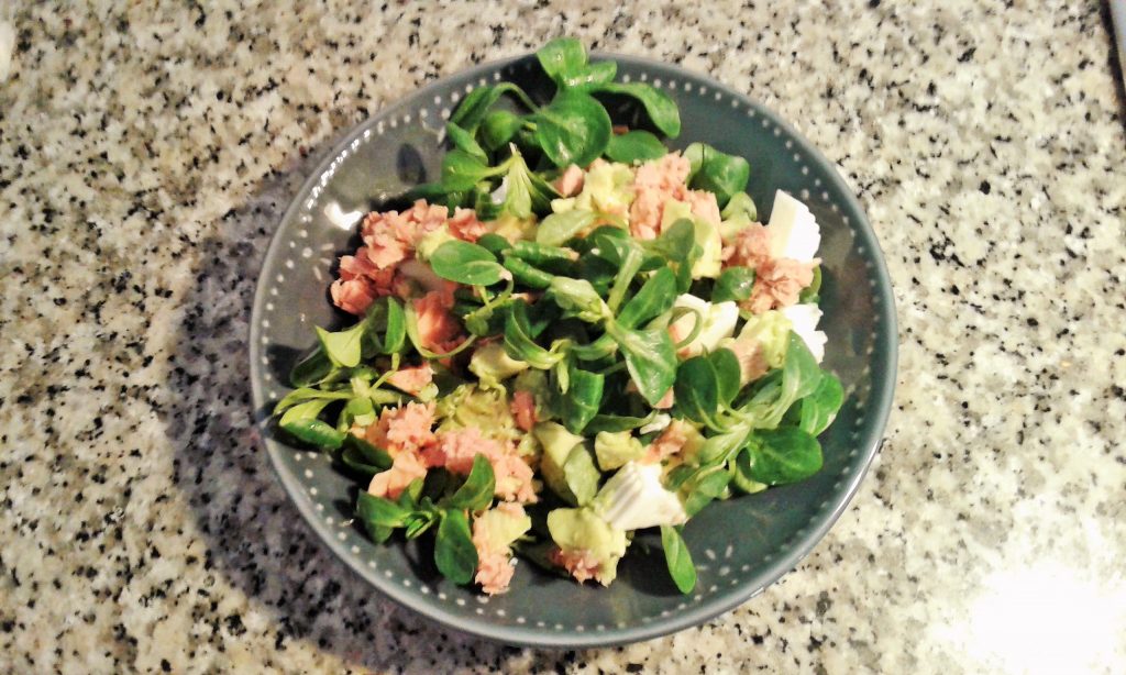 Ensalada de canonigos, atun y aguacate