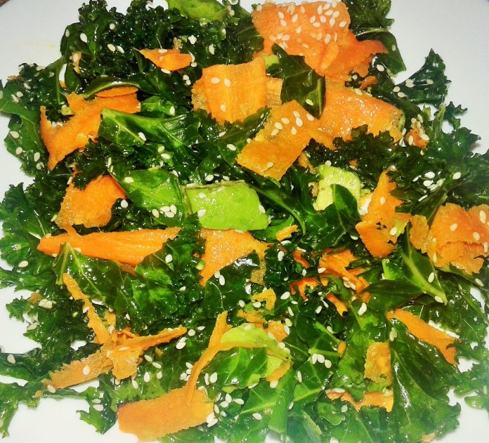 Ensalada de col kale con zanahoria y semillas de sesamo