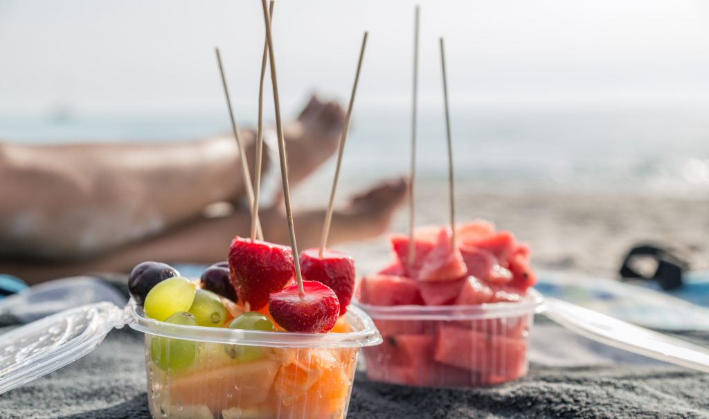 Formas saludables para comer en la playa